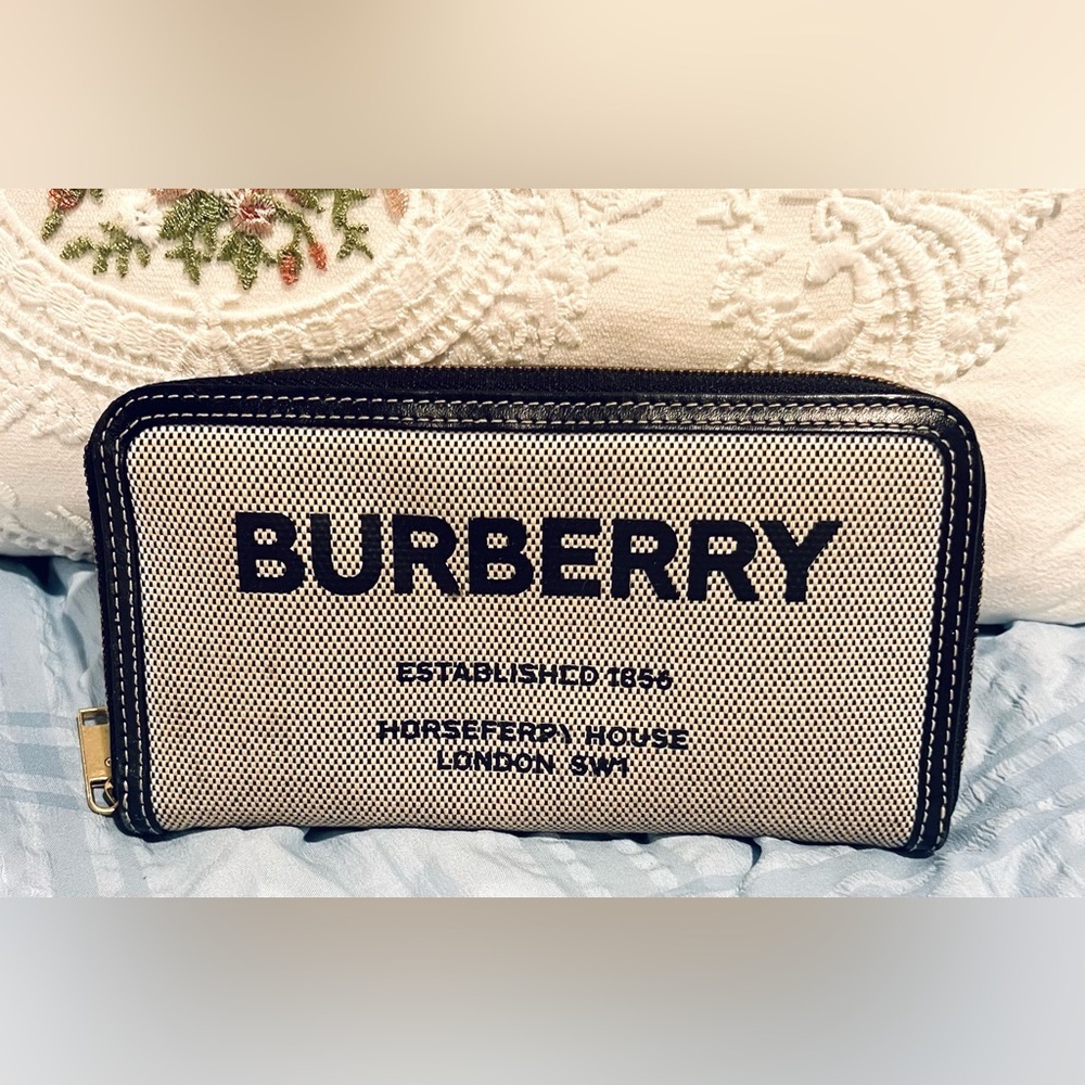 🥳🥳Burberry Canvas Horseferry Print Elmore Zip Around Wallet Black Tan🎊